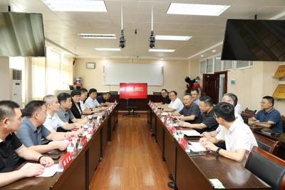 信陽(yáng)市上天梯非金屬礦管理區(qū)領(lǐng)導(dǎo)蒞臨我校開展技術(shù)交流考察